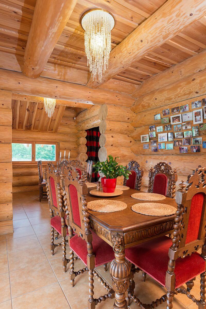 navsteva-drevostavby-srub-pro-kralovnu-sruby-pacak-interier-jidelna-jidelni-stul