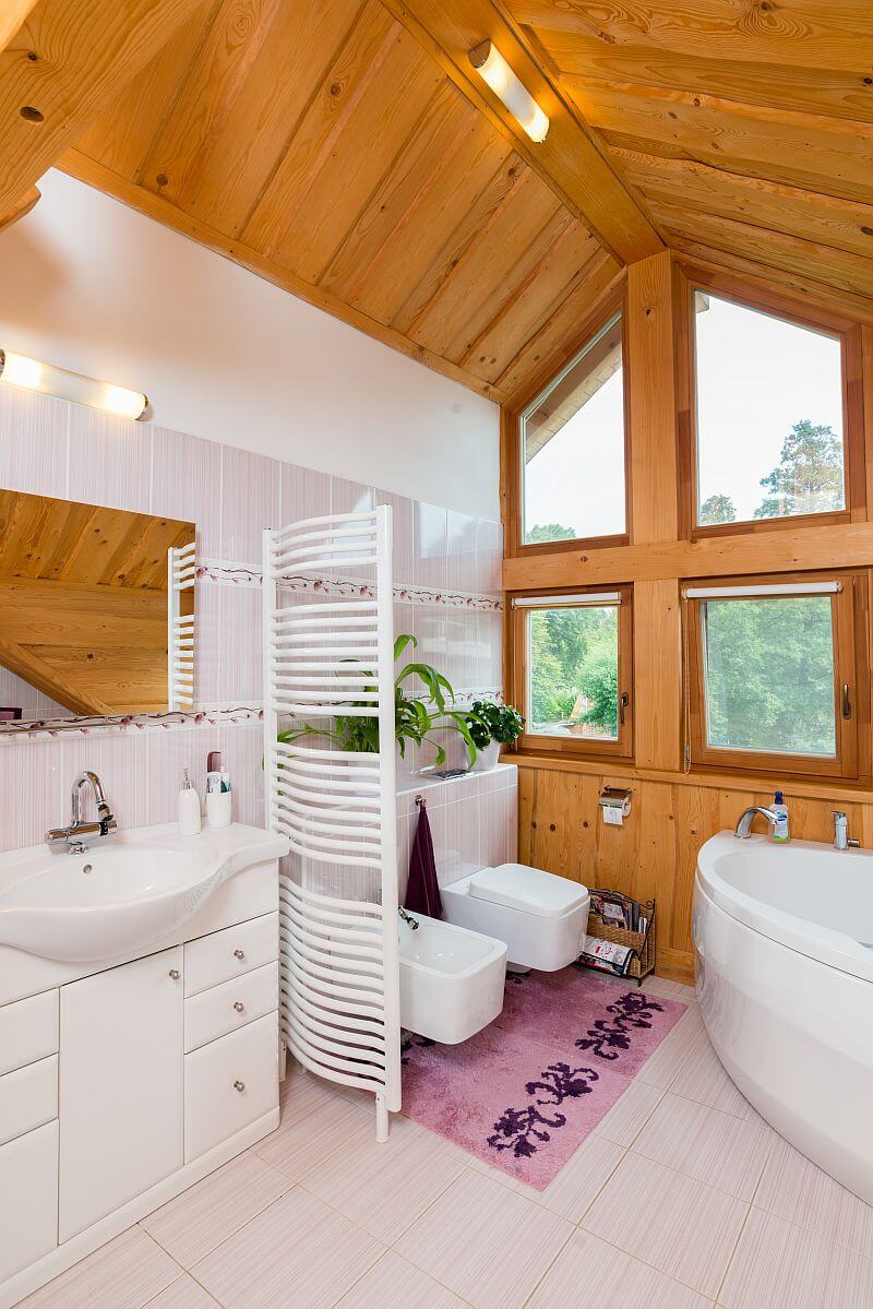 navsteva-drevostavby-srub-pro-kralovnu-sruby-pacak-interier-koupelna