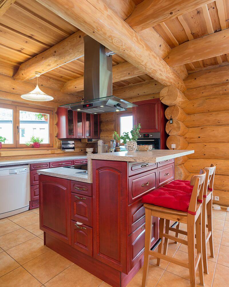 navsteva-drevostavby-srub-pro-kralovnu-sruby-pacak-interier-kuchyne-ostruvek-zidle