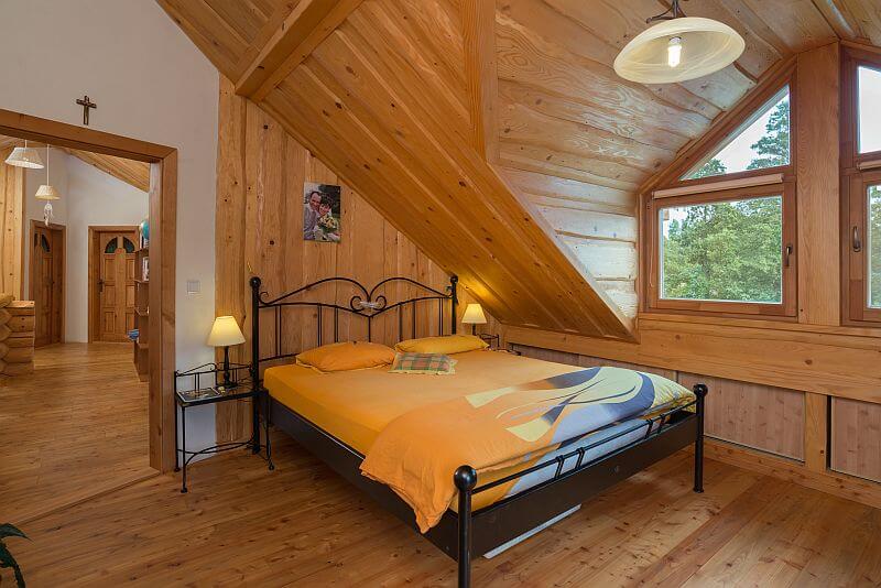 navsteva-drevostavby-srub-pro-kralovnu-sruby-pacak-interier-loznice