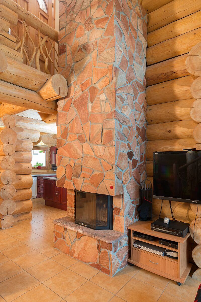 navsteva-drevostavby-srub-pro-kralovnu-sruby-pacak-interier-obyvaci-pokoj-krbova-vlozka