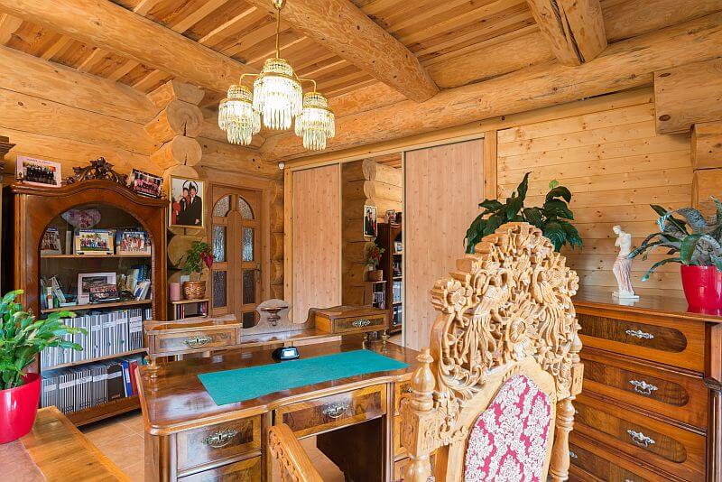 navsteva-drevostavby-srub-pro-kralovnu-sruby-pacak-interier-pracovna-cinske-kreslo-starozitny-nabytek