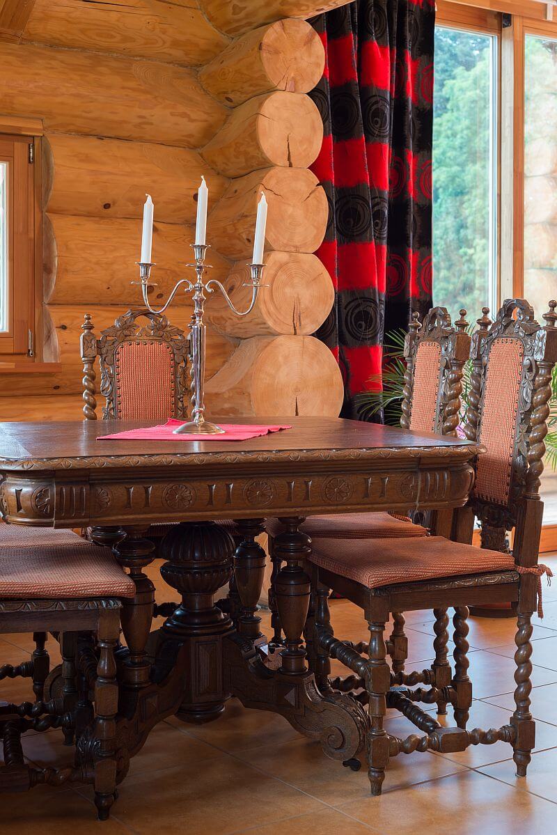 navsteva-drevostavby-srub-pro-kralovnu-sruby-pacak-interier-salonek-starozitny-nabytek