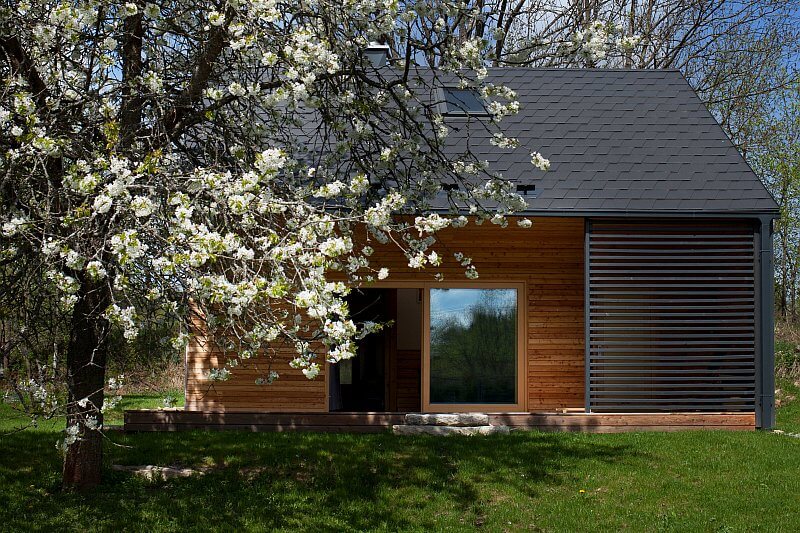 navsteva-drevostavby-unik-z-velkomesta-majo-architekti-exterier-drevena-fasada-terasa-zahrada