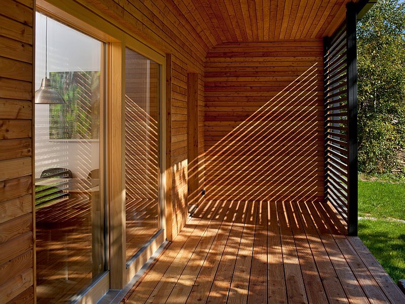 navsteva-drevostavby-unik-z-velkomesta-majo-architekti-exterier-drevena-terasa-velkoformatova-posuvna-okna-stineni-slunolam