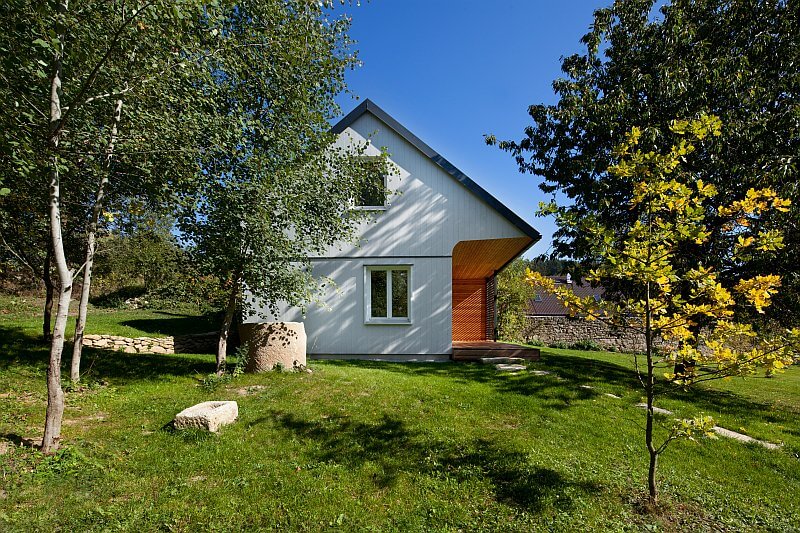 navsteva-drevostavby-unik-z-velkomesta-majo-architekti-exterier-zaobleni-steny-zahrada