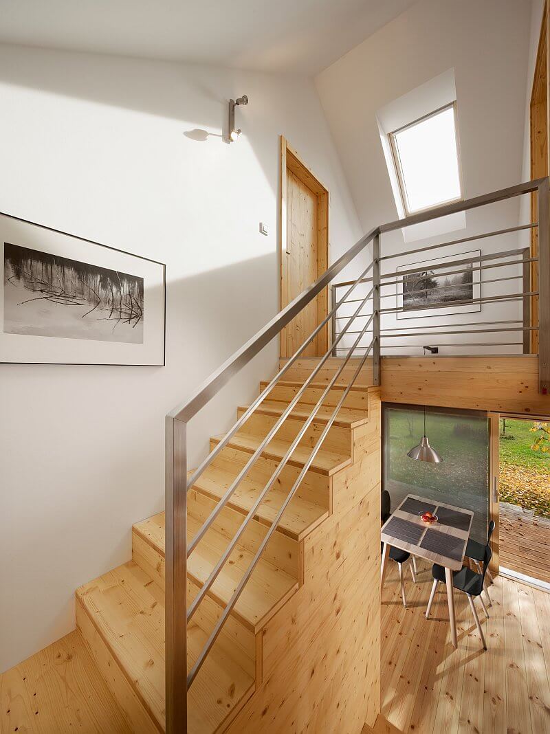 navsteva-drevostavby-unik-z-velkomesta-majo-architekti-interier-drevene-schodiste-drevena-podlaha