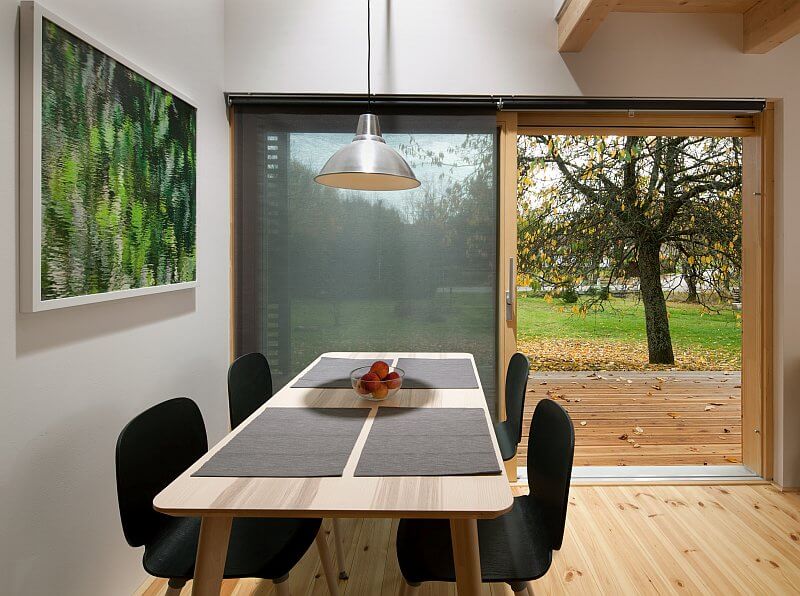 navsteva-drevostavby-unik-z-velkomesta-majo-architekti-interier-jidelni-stul-hs-portal-vstup-na-terasu-vyhled-do-zahrady