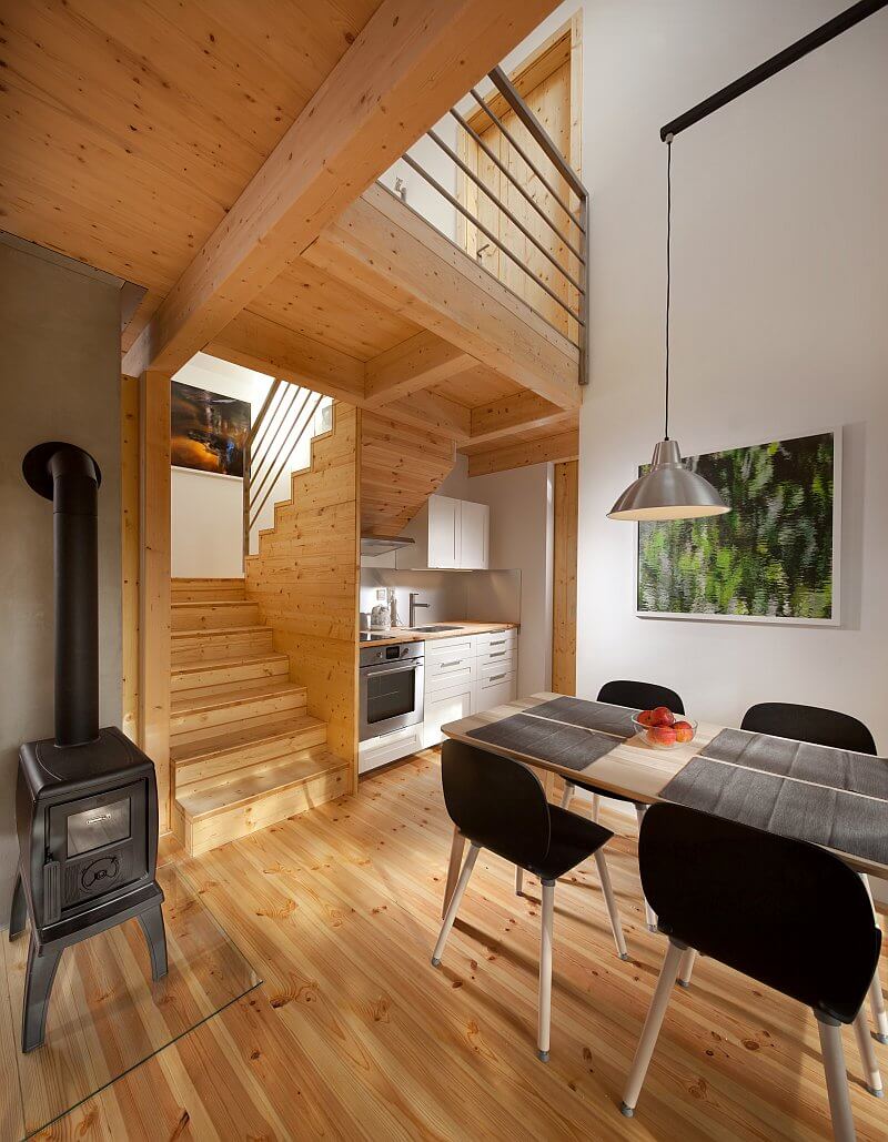 navsteva-drevostavby-unik-z-velkomesta-majo-architekti-interier-kuchyne-jidelni-stul-drevo-v-interieru-schodiste-krbova-kamna