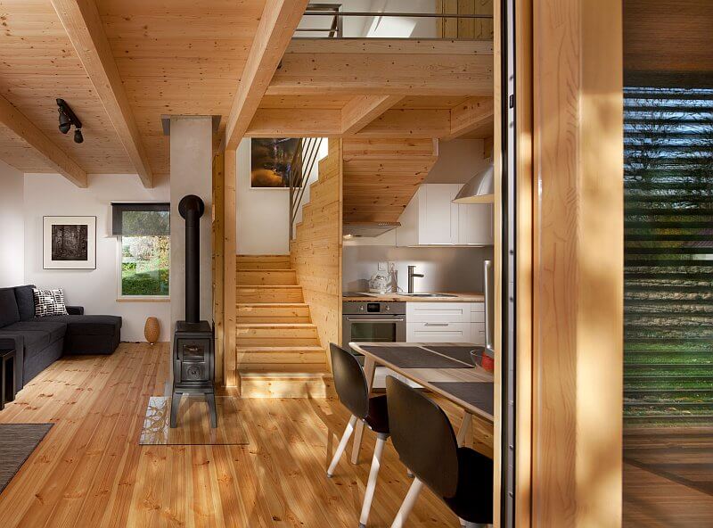 navsteva-drevostavby-unik-z-velkomesta-majo-architekti-interier-obyvaci-pokoj-drevo-v-interieru-krbova-kamna