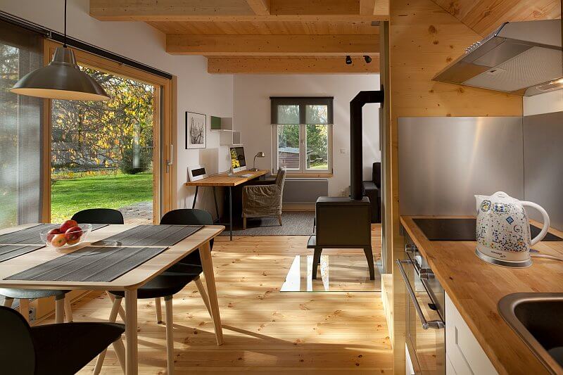 navsteva-drevostavby-unik-z-velkomesta-majo-architekti-interier-obyvaci-pokoj-kuchyne-jidelni-stul-drevo-v-interieru-krbova-kamna