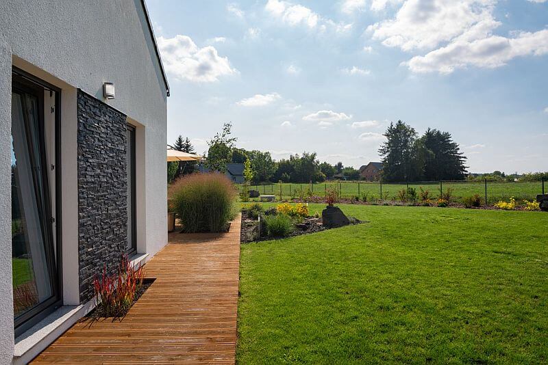 navsteva-drevostavby-ve-vlastnich-stopach-ms-haus-exterier-dreveny-chodnik-zahrada