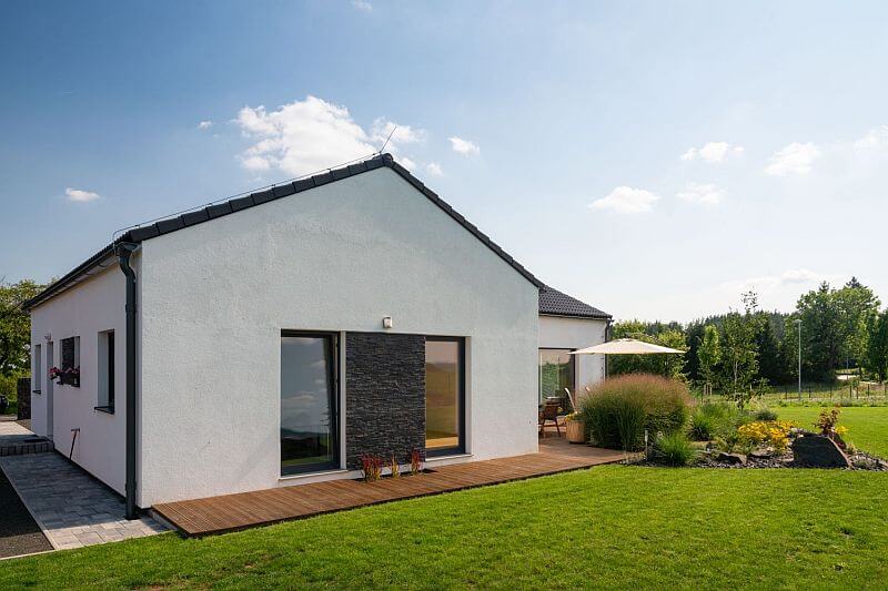 navsteva-drevostavby-ve-vlastnich-stopach-ms-haus-exterier-stit-terasa-slunecnik-zahrada