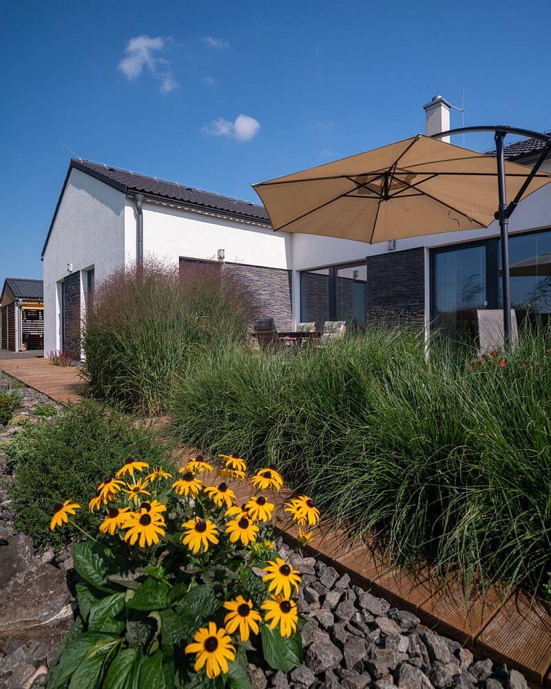 navsteva-drevostavby-ve-vlastnich-stopach-ms-haus-exterier-terasa-slunecnik-traviny