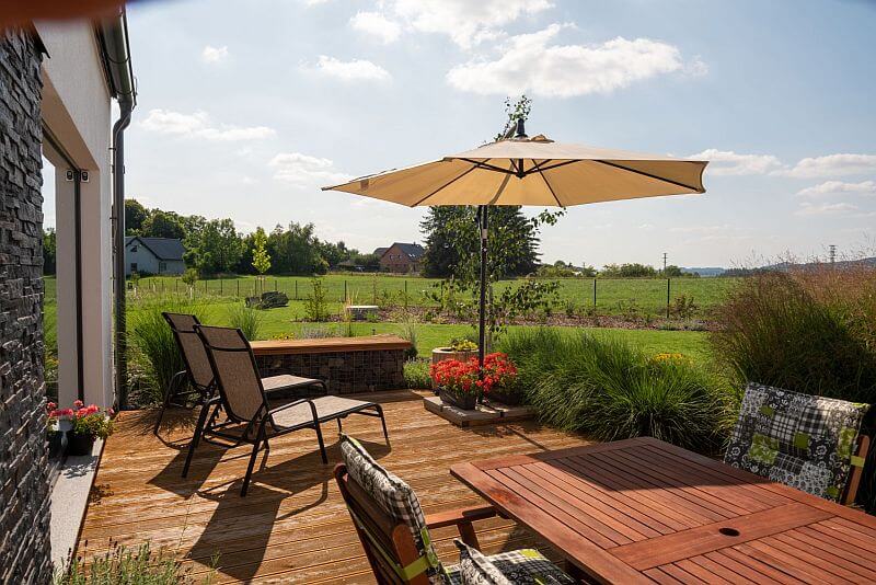 navsteva-drevostavby-ve-vlastnich-stopach-ms-haus-exterier-terasa-slunecnik-zahradni-nabytek-zahrada