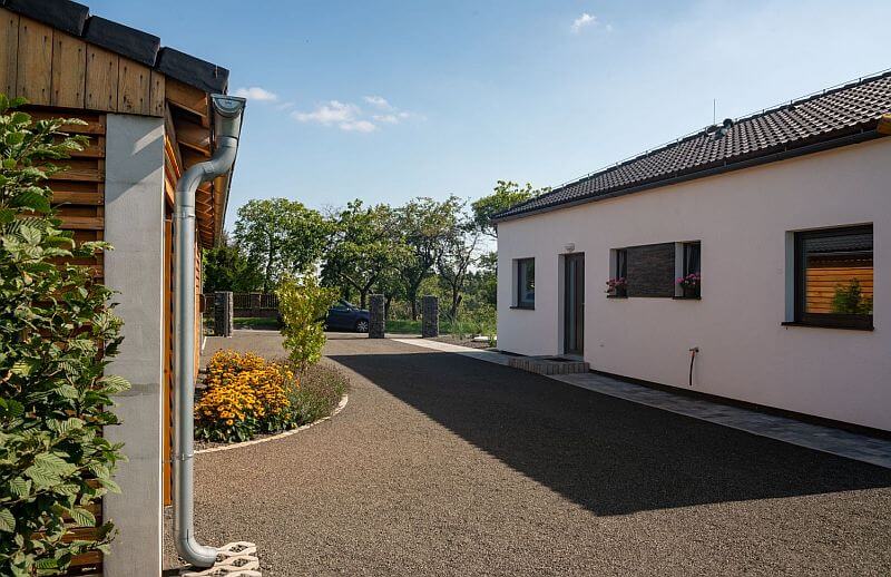 navsteva-drevostavby-ve-vlastnich-stopach-ms-haus-exterier-vstup-do-domu-technicke-zazemi-garaz