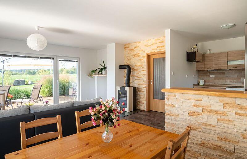 navsteva-drevostavby-ve-vlastnich-stopach-ms-haus-interier-kuchyne-jidelni-stul-krbova-kamna