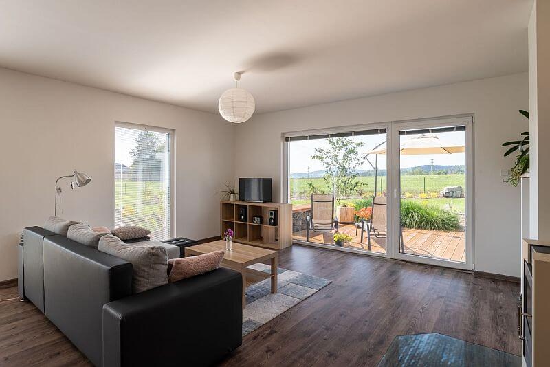 navsteva-drevostavby-ve-vlastnich-stopach-ms-haus-interier-obyvaci-pokoj-hs-portal-vstup-na-terasu