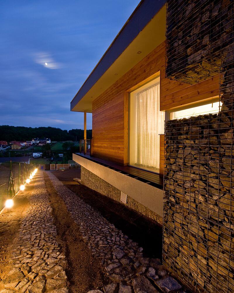 navsteva-drevostavby-velkorysy-vyminek-extereir-gabiony-vecer