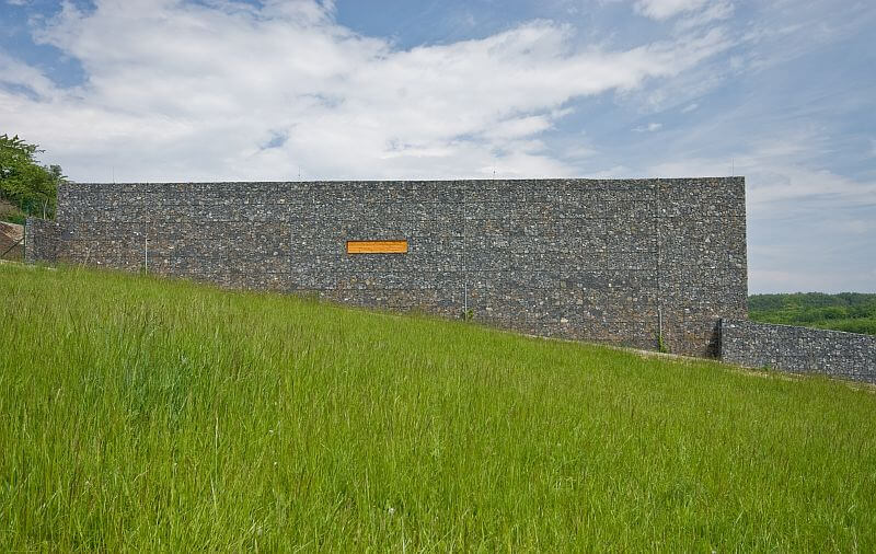 navsteva-drevostavby-velkorysy-vyminek-extereir-ve-svahu-gabionova-stena-bocni-pohled