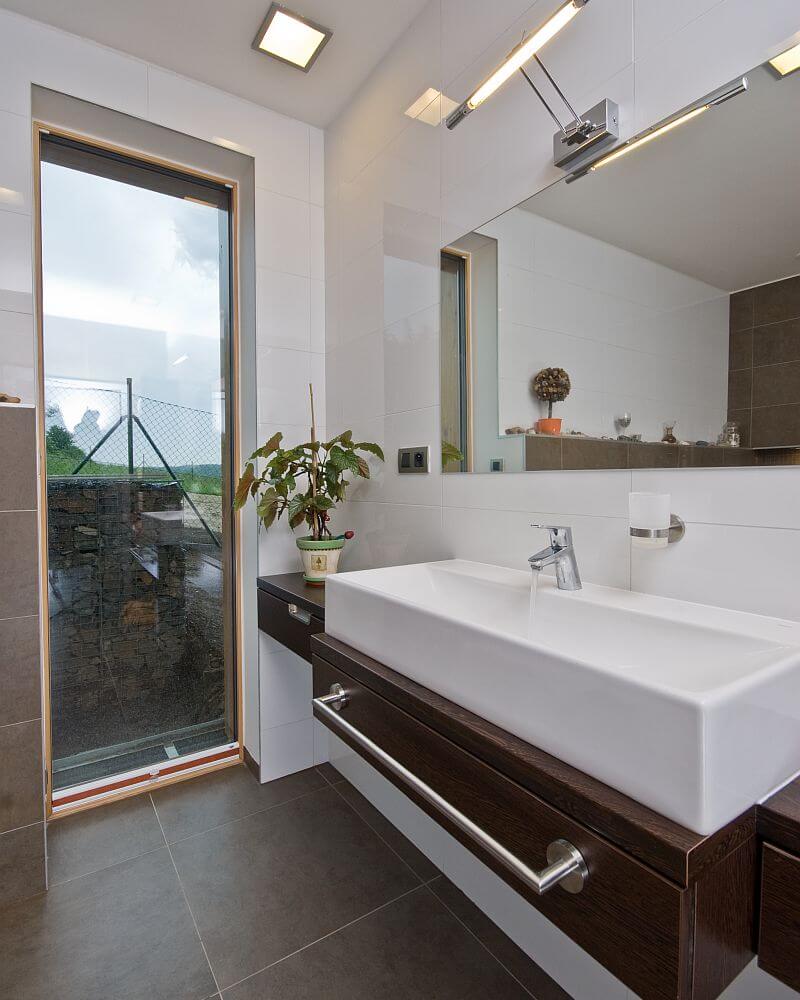 navsteva-drevostavby-velkorysy-vyminek-interier-koupelna-obdelnikove-umyvadlo-dlazba