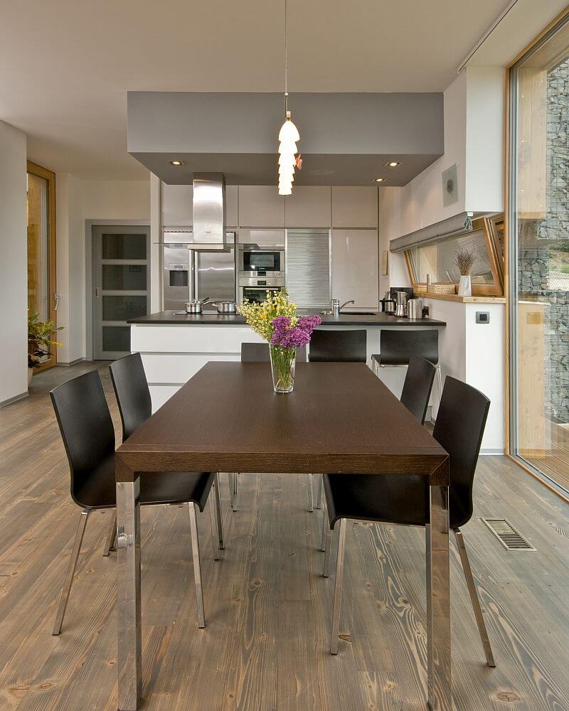 navsteva-drevostavby-velkorysy-vyminek-interier-kuchyne-jidelni-stul