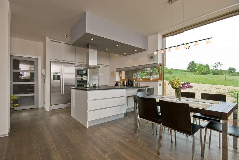 navsteva-drevostavby-velkorysy-vyminek-interier-kuchyne-jidelni-stul-velkoformatove-okno