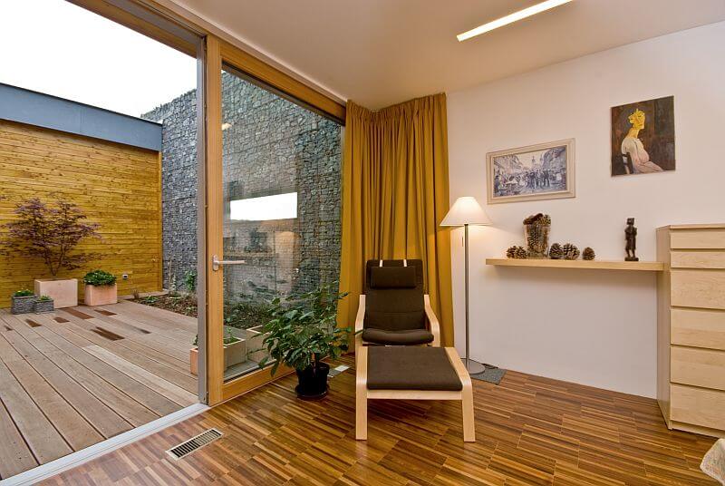 navsteva-drevostavby-velkorysy-vyminek-interier-loznice-hs-portal-drevena-podlaha-atrium