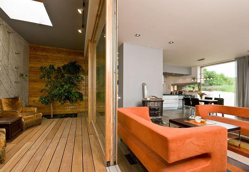 navsteva-drevostavby-velkorysy-vyminek-interier-obyvaci-pokoj-kuchyne-terasa-krbova-kamna-hs-portal