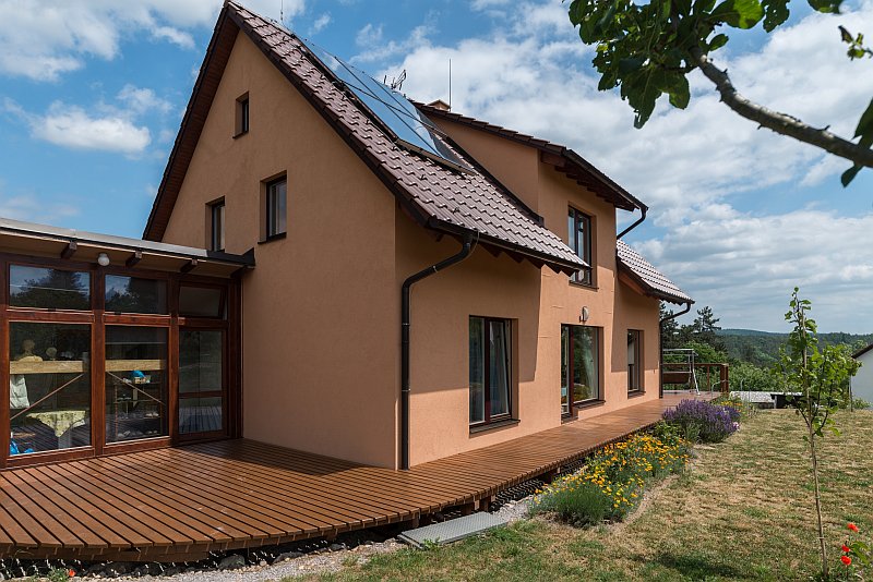 navsteva-drevostavby-voda-nad-zlato-pasivni-dum-exterier-drevena-terasa-atelier