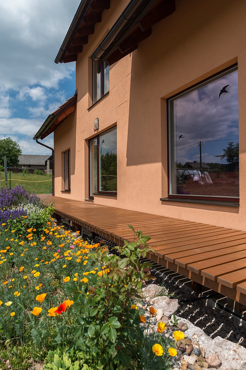 navsteva-drevostavby-voda-nad-zlato-pasivni-dum-exterier-drevena-terasa-kvetinovy-zahon