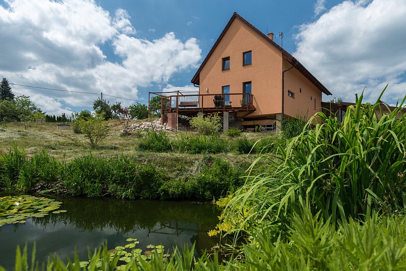 navsteva-drevostavby-voda-nad-zlato-pasivni-dum-exterier-zahrada-jezirko