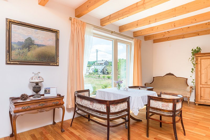 navsteva-drevostavby-voda-nad-zlato-pasivni-dum-interier-jidelni-stul-starozitny-nabytek