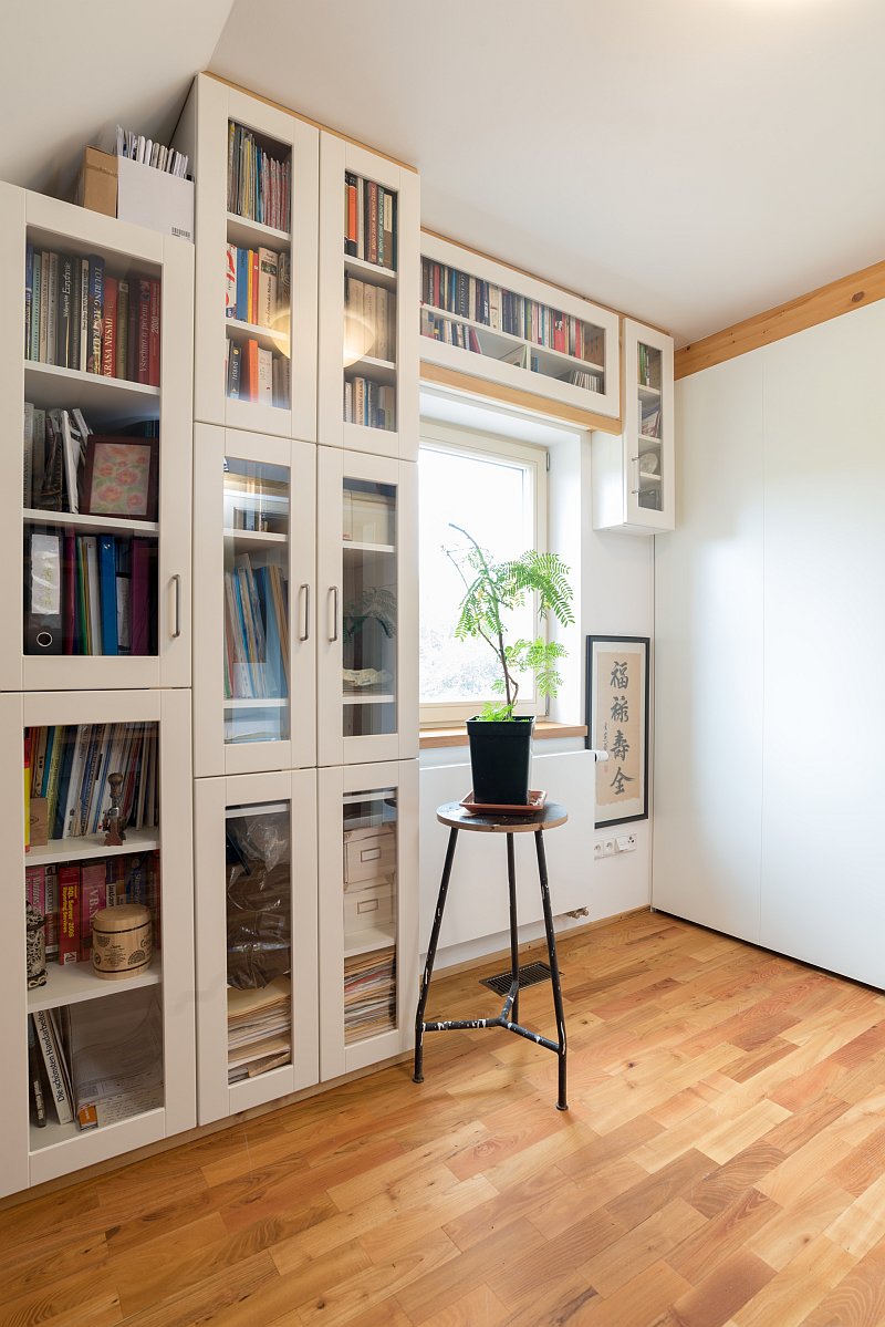 navsteva-drevostavby-voda-nad-zlato-pasivni-dum-interier-knihovna