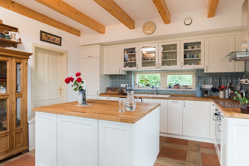 navsteva-drevostavby-voda-nad-zlato-pasivni-dum-interier-kuchyne-kuchynsky-ostruvek