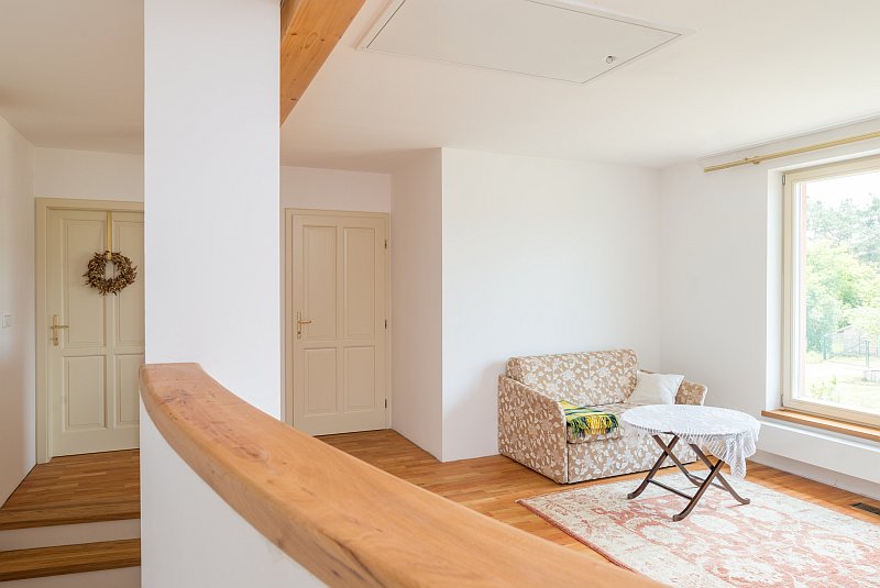 navsteva-drevostavby-voda-nad-zlato-pasivni-dum-interier-schodiste-patro-galerie