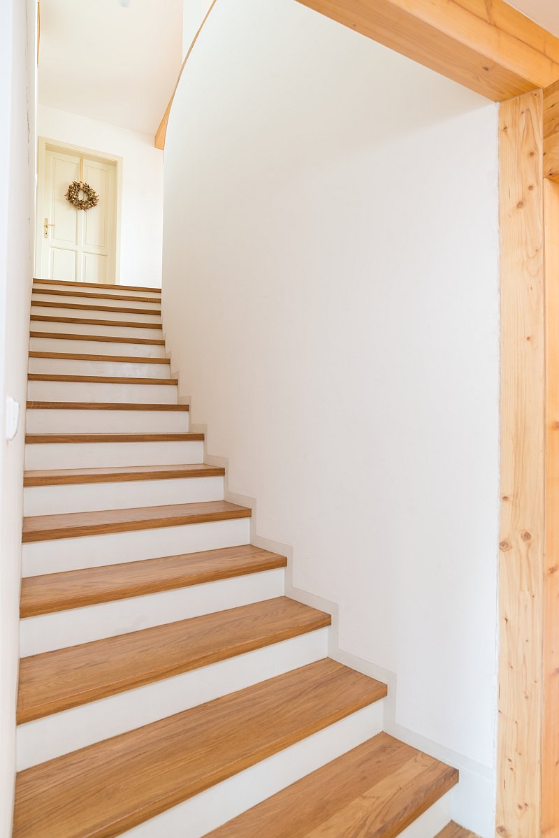 navsteva-drevostavby-voda-nad-zlato-pasivni-dum-interier-schodiste