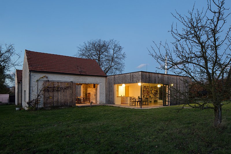 navsteva-drevostavby-vsechno-ma-svuj-cas-molo-architekti-exterier-celkovy-pohled-zahrada-vecer