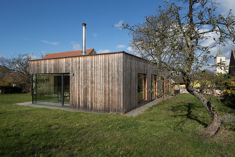 navsteva-drevostavby-vsechno-ma-svuj-cas-molo-architekti-exterier-drevena-fasada-zahrada-lokalita