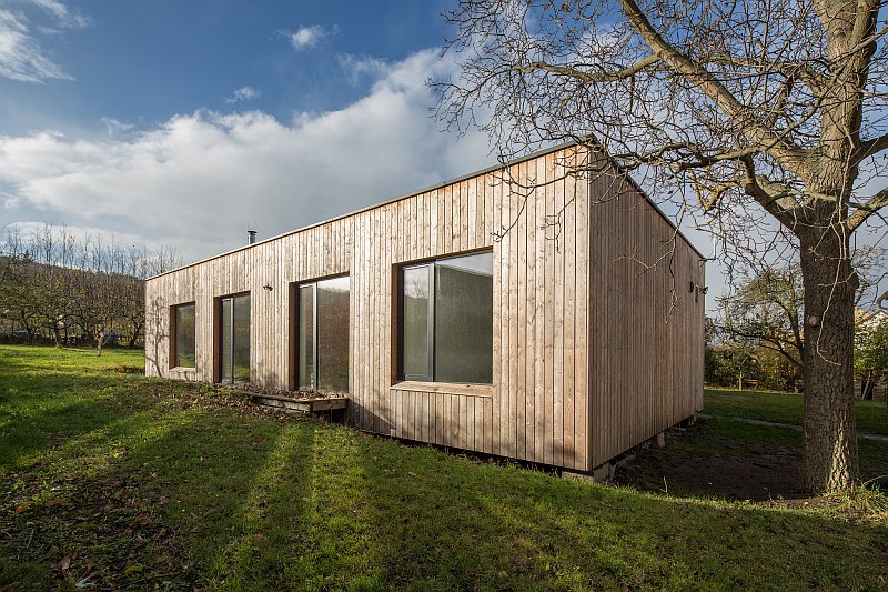 navsteva-drevostavby-vsechno-ma-svuj-cas-molo-architekti-exterier-drevena-fasada-zahrada-stromy