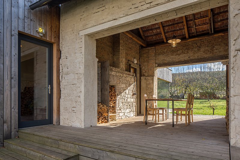 navsteva-drevostavby-vsechno-ma-svuj-cas-molo-architekti-exterier-stodola-terasa