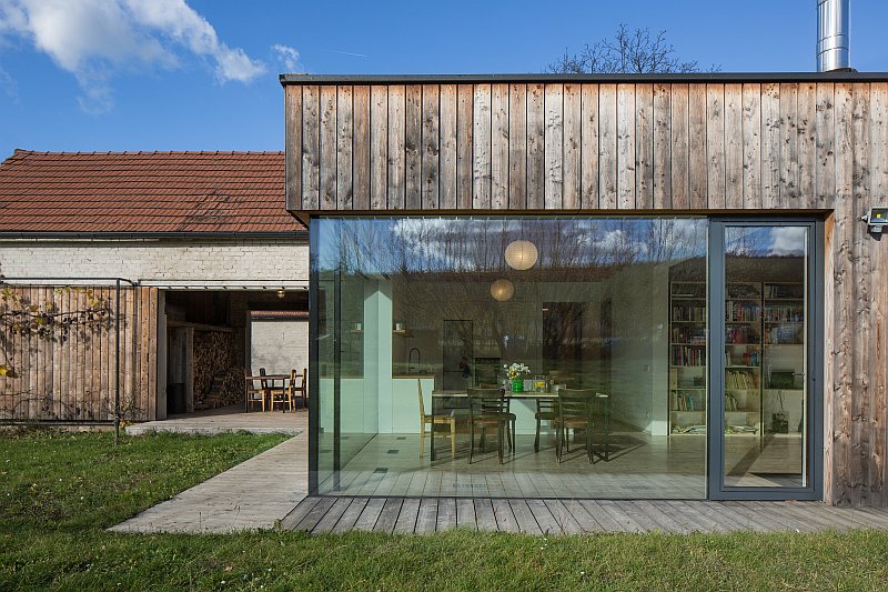 navsteva-drevostavby-vsechno-ma-svuj-cas-molo-architekti-exterier-velkoformatova-okna-vstup-do-zahrady-terasa