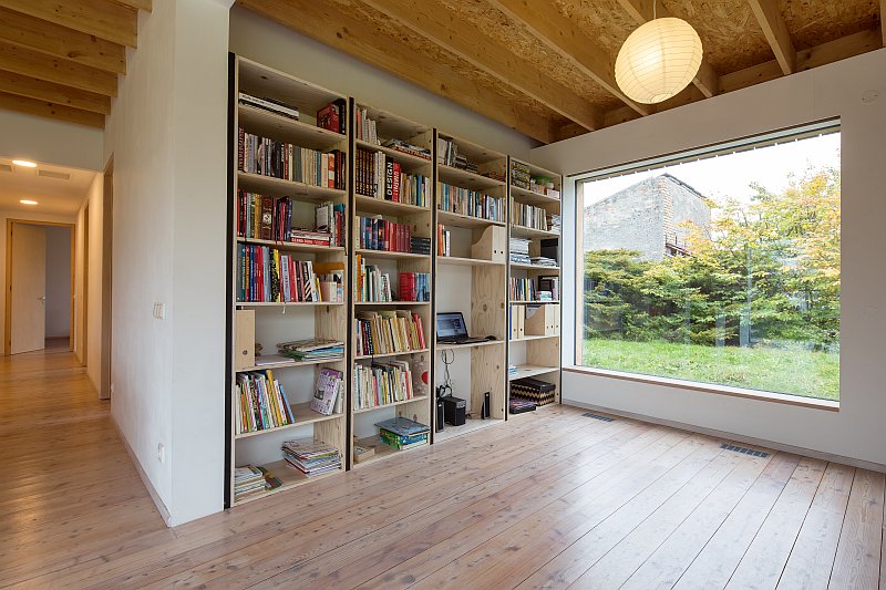 navsteva-drevostavby-vsechno-ma-svuj-cas-molo-architekti-interier-knihovna-drevena-podlaha-velkoformatove-okno