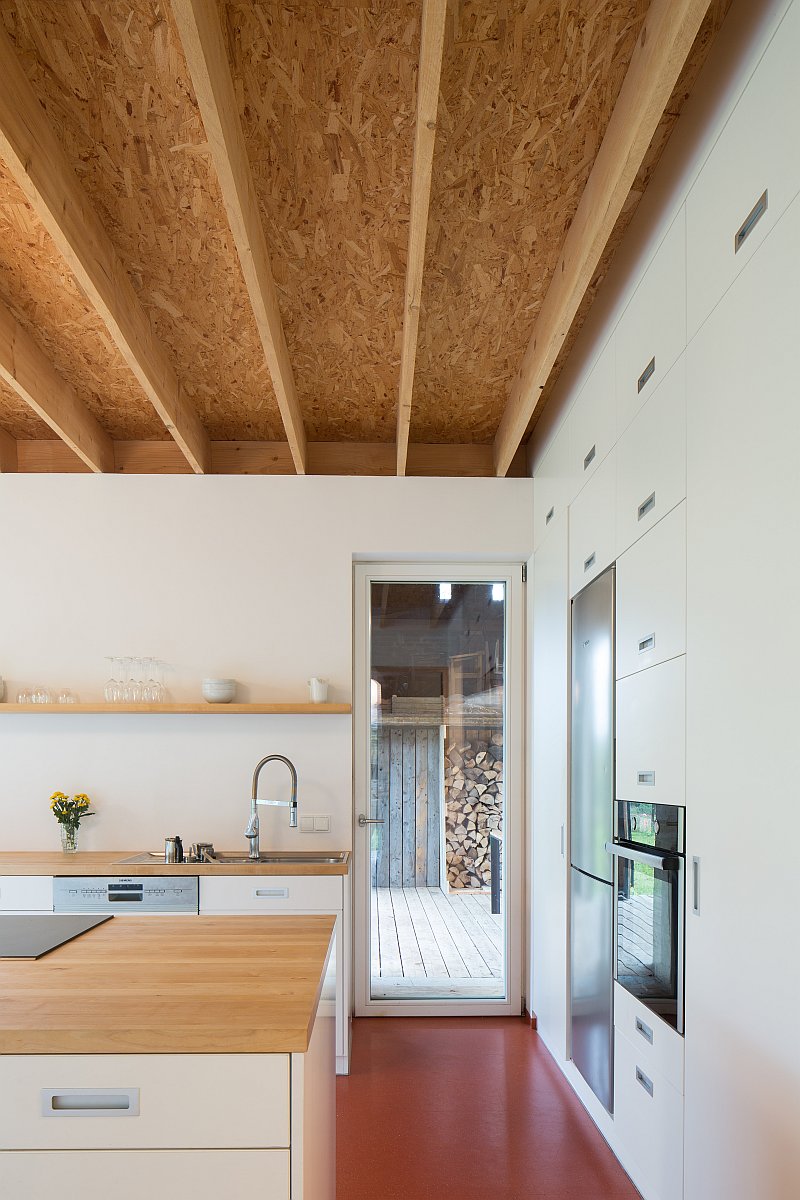 navsteva-drevostavby-vsechno-ma-svuj-cas-molo-architekti-interier-kuchyne-vstup-na-terasu