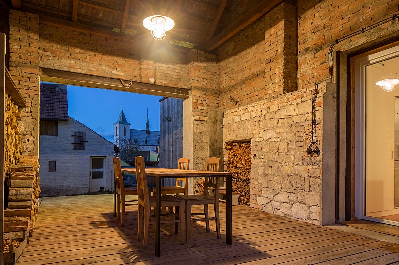 navsteva-drevostavby-vsechno-ma-svuj-cas-molo-architekti-kryta-drevena-terasa-ve-stodole