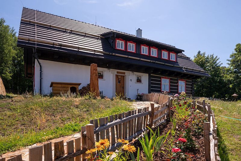 navsteva-drevostavby-vysnene-bydleni-v-tradicnim-stylu-roubenky-strihavka-exterier-dreveny-plot-chodnik-k-domu