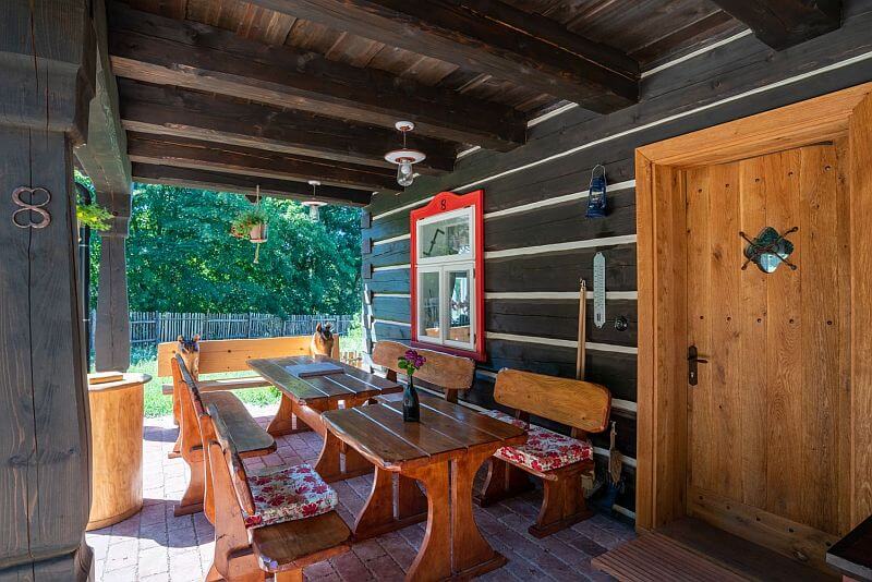 navsteva-drevostavby-vysnene-bydleni-v-tradicnim-stylu-roubenky-strihavka-exterier-kryta-terasa-dreveny-nabytek