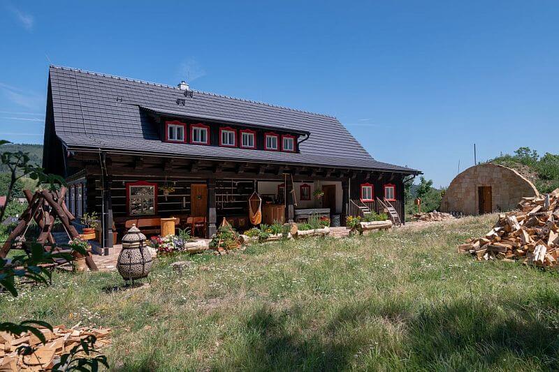 navsteva-drevostavby-vysnene-bydleni-v-tradicnim-stylu-roubenky-strihavka-exterier-terasa-zahrada-sklipek-drevo