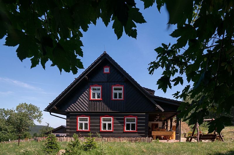 navsteva-drevostavby-vysnene-bydleni-v-tradicnim-stylu-roubenky-strihavka-exterier-zahrada-kryta-terasa-stromy