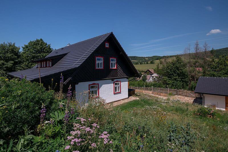 navsteva-drevostavby-vysnene-bydleni-v-tradicnim-stylu-roubenky-strihavka-exterier-zahrada-vyhled-do-kraje